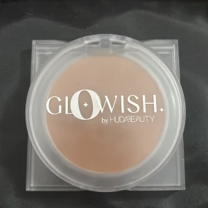 Glowish Bronzer 08 Tan från Huda Beauty - 🌸Säljer en Huda Beauty Glowish Bronzer i färgen 08 Tan. Fullstorlek 10g, använd endast en gång – i princip helt ny! Nypris ca 380 kr.