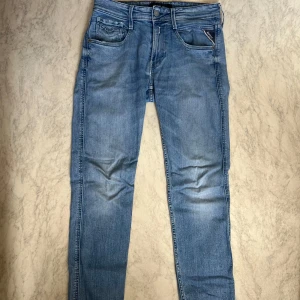 Replay anbass jeans 👖  - Sjukt stilliga mellan blå färgade replay anbass jeans i storlek W29/L32. Tveka inte på att skriva vid frågor!