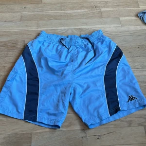 Kappa badbyxor - Fina ljus och mörkblåa kappa badbyxor, sitter som en M ish. Köpta på humana och inte ens använda:)