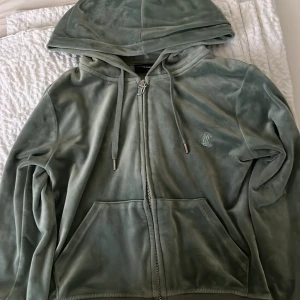 Grön velourjacka Juicy Couture ST S🌟💚 - Bra skick ny, köpt sen 1 år tillbaka. streshig. 🌟