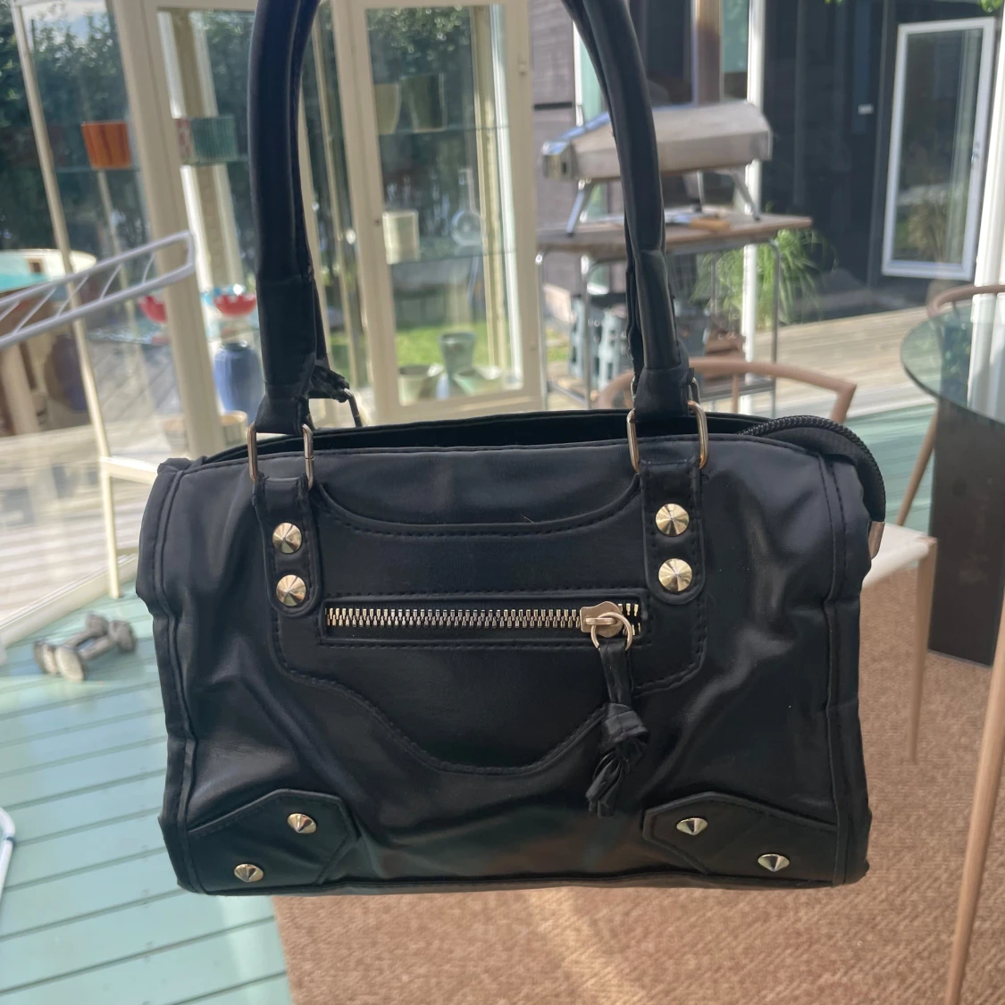 Svart handväska med nitar och dragkedja - 2