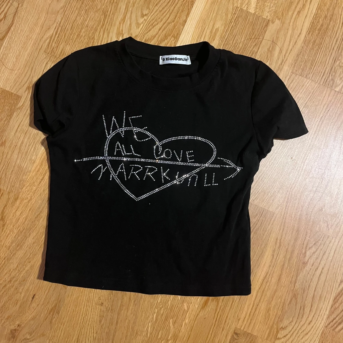 Vintage svart t-shirt med snygga detaljer 