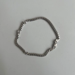 Kedjearmband i ÄKTA silver - Stilrent armband med klassisk kedjelänk i äkta silver. Perfekt accessoar för att lyfta din outfit med en clean och tidlös look. Lätt att matcha med andra smycken och har ett smidigt lås.