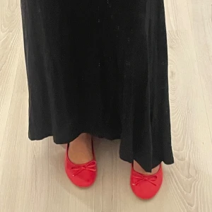 Långkjol - Snygg svart långkjol från Lindex Kids. Väldigt enkel att styla, med t.e.x. ett par ballerinaskor som jag. 