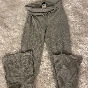 Gråa byxor som man viker ner i kanten  - Superbekväma grå mjukisbyxor från Gina Tricot med bred, vikt midja och raka, vida ben. Perfekta för chill dagar eller när du vill ha något riktigt mjukt på dig. Tillverkade i mjuk bomullsblandning.