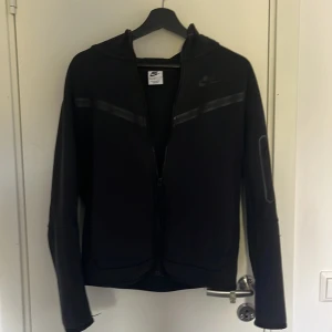 Nike Tech - Nike Tech hoodie i strl 158-170 cm