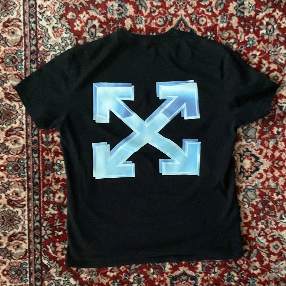 Svart Off-White t-shirt med blå print - 1