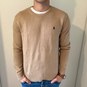 Beige Ralph Lauren Tröja - Snygg stickad Ralph Lauren tröja i ett mycket fint skick! // Storlek: Small, jag på bild är 177cm