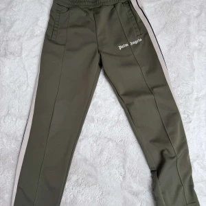 Palm Angels olivgröna trackpants XL - Olivgröna trackpants från Palm Angels med vita sidoränder och svart detalj. Så gott som nya. Fråga om du undrar något✌️ Pris kan diskuteras.
