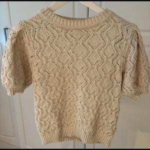 Beige stickad topp från Zara - Superfin beige stickad topp från Zara med korta puffärmar och snyggt hålmönster. 💞💞