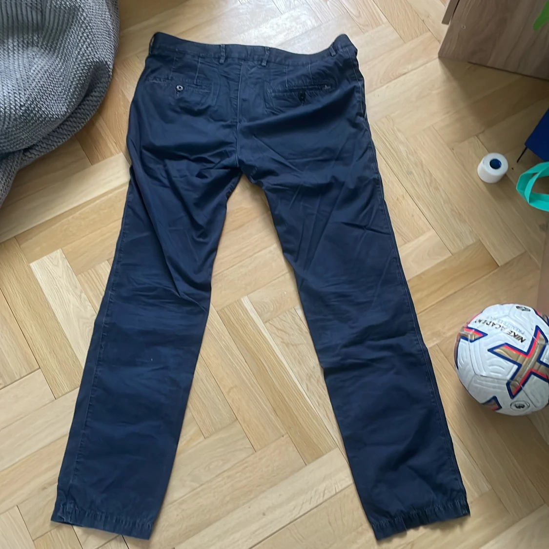 Mörkblå chinos från Stone Island - 1