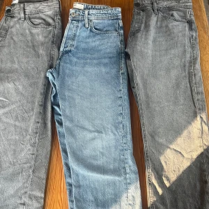Grå jeans och blå från Jack & Jones - Säljer ett par grå jeans från Jack & Jones i modellen Relaxed Chris. Jeansen har en avslappnad passform med raka ben och klassisk femficksdesign. Tillverkade i bomull med en snygg tvättad grå färg. Perfekta för en chill och stilren look. Ett par grå taperd mike ett par i loose chris och ett par i relaxed chris dom blå är i storlek 28- 30 och dom ljus grå i 30-30 och mörk grå i 31-30 299kr styck får alla 3 för 750