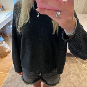 Stickad tröja - Superfin och skön stickadtröja ifrån Mango. Aldrig använd!