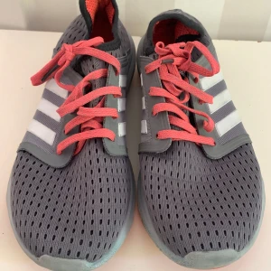 Adidas Sonic Boost 39 1/3 - Säljer ett par Sonic Boost träningsskor i storlek 39 1/3. Skorna är oanvända men sulkanten har naggats lite när de stod i garderoben vilket kan ses tydligt på bilderna.