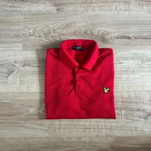 Lyle & scott piké  - En snygg piké i bra skick utan några som helst anmärkningar. Pikeen är i stretchigt material. Hör av er vid ytterligare frågor annars fritt fram att köpa!                   (Postar inom 24h)