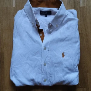 Ralph Lauren skjorta  - Tjo gubbs!! En vit långärmad Ralph Lauren skjorta. I väldigt bra skick. Men den passar absolut bättre till L. Passar perfekt till Grischare men passar såklart till dig med en annan stil också 😉. Checka gärna profilen för mer Ralph Lauren kläder och följ gärna också 😉. Ha de göttttttt 🥳