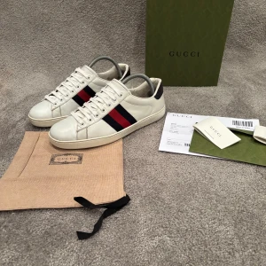 Gucci Skor  - Hej! Säljer nu dessa väldigt populära och sällsynta Gucci ”Ace” Skorna! Storlek UK 7 vilket motsvarar 41-42! Skick 9/10, ny pris= 9500 kr, Säljs för 1999 kr! Allt OG tillkommer vid köp! Kvitto finns 