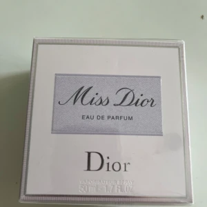 Miss Dior Eau de Parfum 50ml - Miss Dior Eau de Parfum från Dior, 50ml i förpackning 