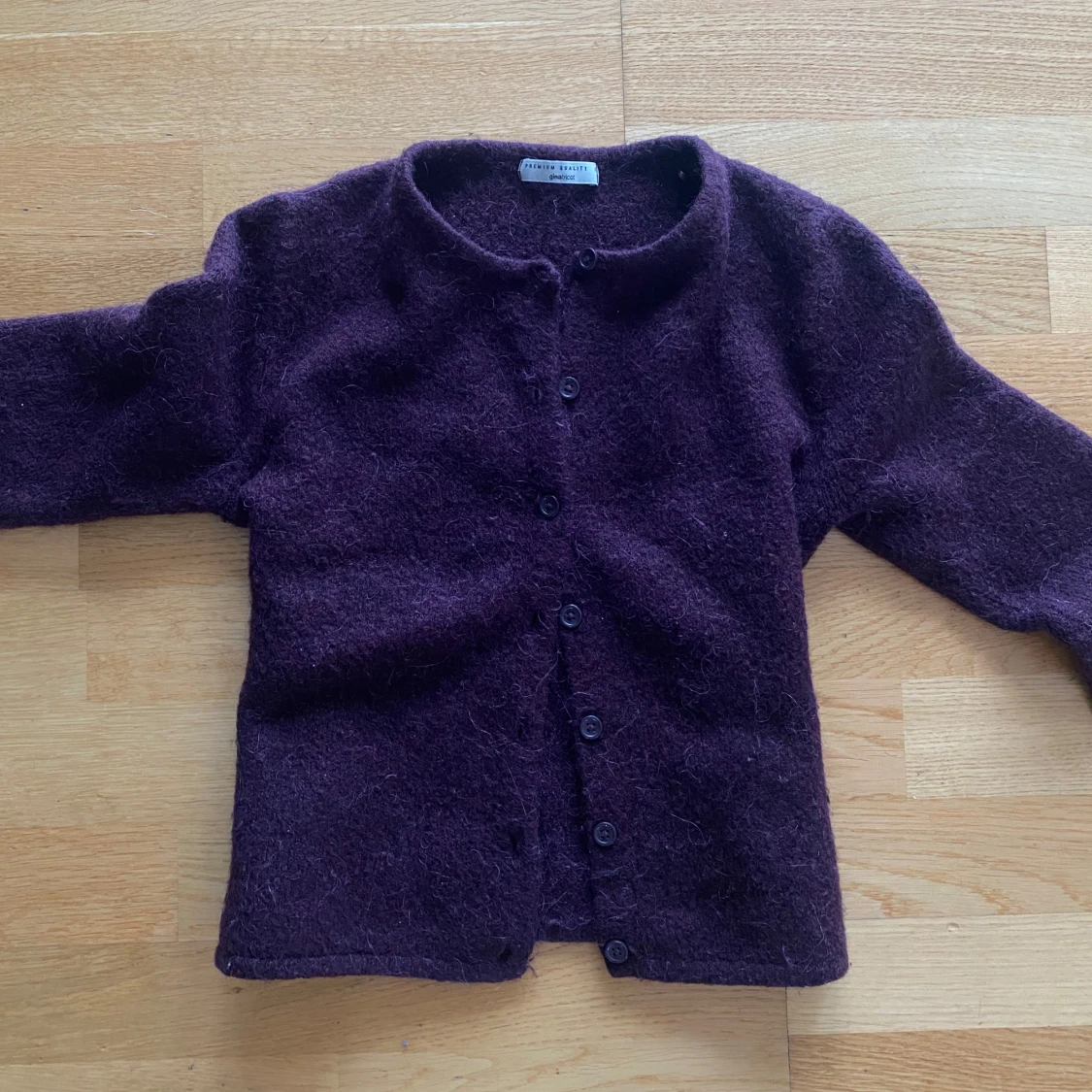 Mörkröd/vinröd kofta cardigan från Gina Tricot - 1