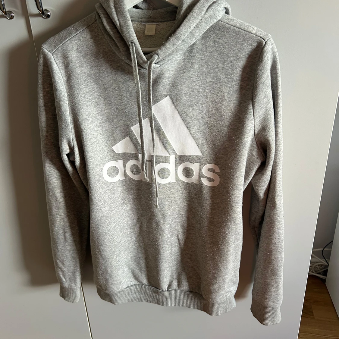 Grå Adidas hoodie med logga