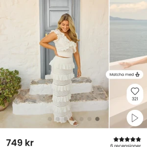 Vit långklänning med volanger - Superfint sett  i spets med flera lager volanger och v-ringad omlott-topp. Settet har ett romantiskt och bohemiskt uttryck, perfekt för sommarens alla tillfällen. Från Andrea norrmans kollektion med bubbleroom! Använd 1 gång ❤️