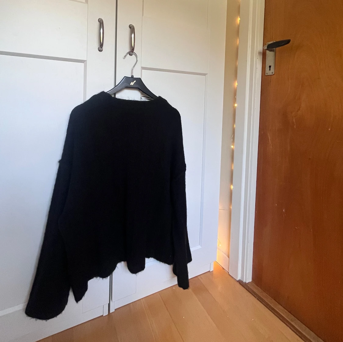 Svart stickad tröja från Gina Tricot - 1