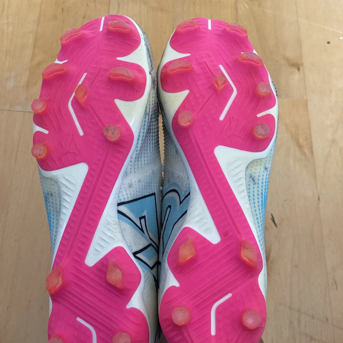 Puma vita och rosa fotbollsskor