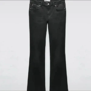 Svarta bootcut jeans från Zara - svarta bootcut jeans från Zara. Jeansen har en utsvängd passform nertill och är tillverkade i ett stretchigt denimtyg. Perfekta till dig som gillar en tidlös look, lågmidjade! Knappt använda, lite slitage på en av benen längst ned, inget märkbart. Funkar för 34 också