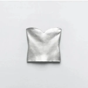 Silver tubtopp med sweetheart-ringning - Vit tub topp från Zara. Endast testad, säljer billigt! Pris kan dock diskuteras, as najs att ha på fest!💕💕 Storlek M men sitter som S/XS