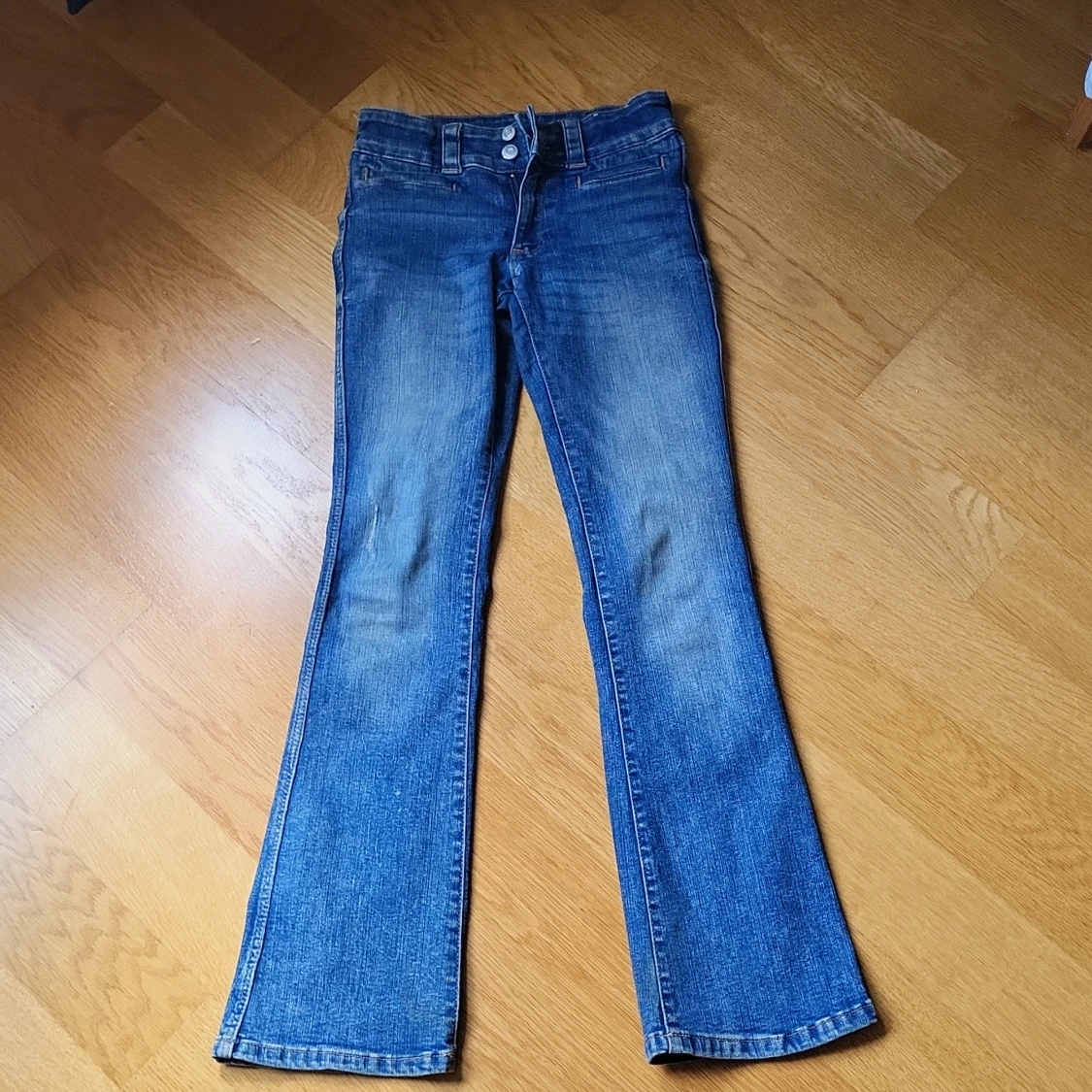Blå bootcut jeans från H&M - 1