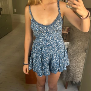 Blommig jumpsuit - Så fin och somrig jumpsuit som ser ut som en klänning från Princess Polly i storlek xs 💞