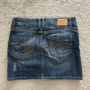 Jeanskjol - Jeanskjol i en mörkblå färg.                      I storlek s och från märket yessica.