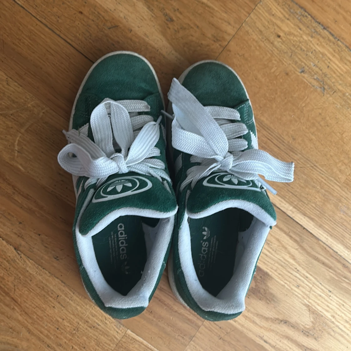 Adidas Campus gröna sneakers i mocka - 1