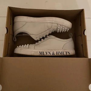 Vita skor - Ett par skor från Melvin och Hamilton,  nypris ca 2100kr, bra skick. Dem är 41 men passar mig som har  42 utan problem. Söker även byten om någon har