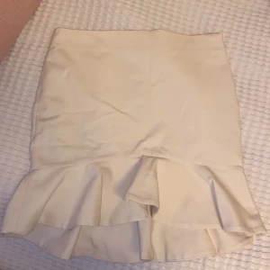 Kjol  - Vit kjol från zara som jag aldrig har använt. Stl xs men för stor för mig som vanligtvis har xs. Passar nog någon med s/m. Kan tyvärr inte skicka bild med den på eftersom den inte passar💕