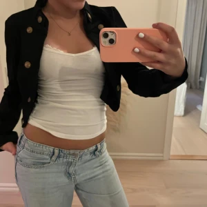 Svart bolero med guldknappar - Snygg vintage bolero med stora guldknappar framtill. Är i nyskick, skriv om ni har frågor💞