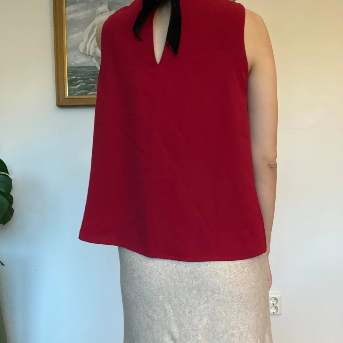 Röd ärmlös blus med knyt i nacken - 2