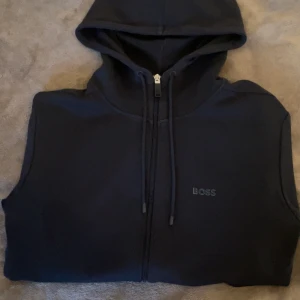 Boss tröja  - Mörkblå färg men ser ut som svart