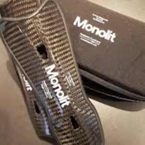 Benskydd - Monolit benkydd, perfekt för dig som vill ha lätta benskydd. Du får med boxen.