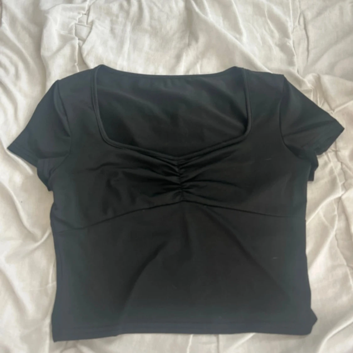 Svart croppad topp med rynk framtill