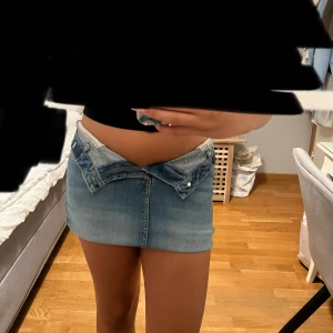 Jeans kjol - Super fin kjol. jag har vikt upp vid låren då jag tycker den är lite lång. Kan lösas med att sy upp oönskad tygrest. Mammas gamla så vet ej hur använd men jag tippar på nästan oanvänd.