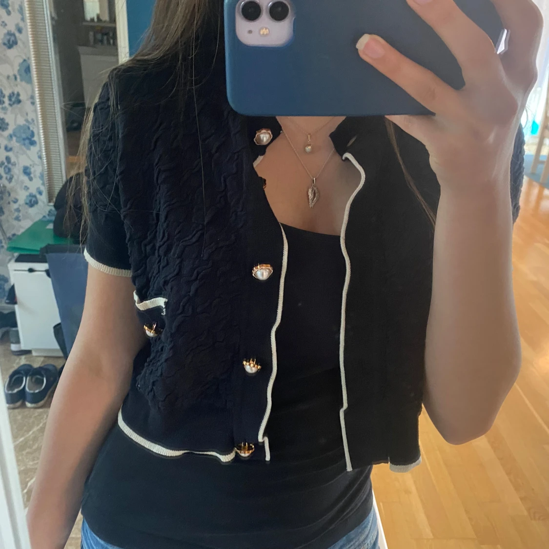 Svart elegant bolero med pärlknappar - 1