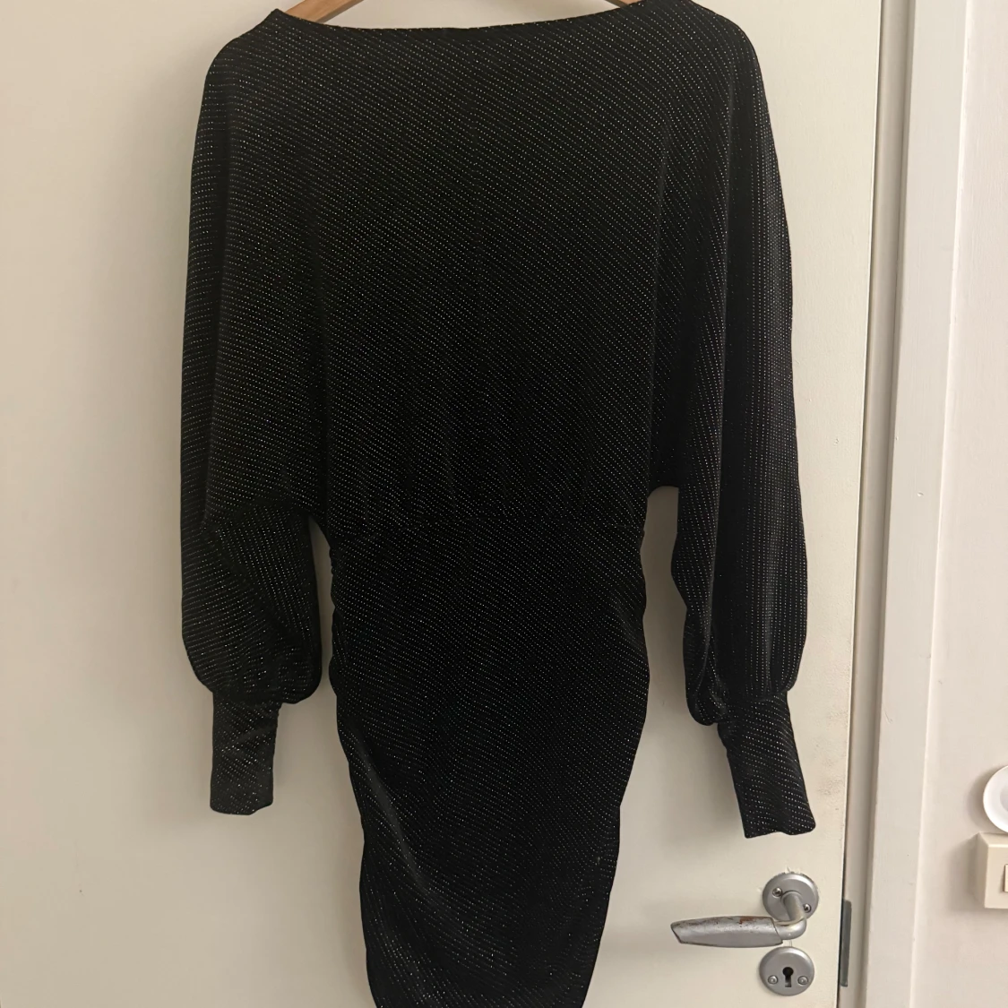 Svart glittrig kortklänning - 1