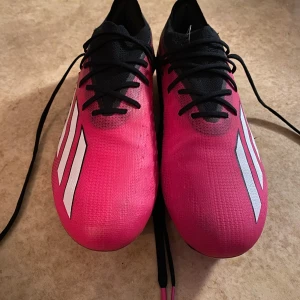 Adidas X Speedportal Elite - Tjena! Vill nu sälja min adidas speedportal. Jag köpte de nya för ett litet tag sedan och har bara använt de 5 gånger. Varför jag vill sälja? Jo helt ärligt kände jag att de var lite för små för mig. Men som sagt efter bara 5 gångers användning är de i väldigt bra skick.