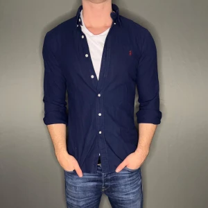 Ralph lauren skjorta - Hej säljer nu min fina Ralph lauren skjorta i storlek S. Den är i nyskick och kommer vara otroligt snygg på sommaren. Nypris cirka 1600kr! Vi kommer att sälja liknande produkter nu i sommar så glöm inte följa profilen!🌊🍾