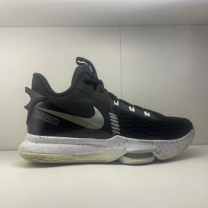 Basket Skor - Nike Lebron - Nike Lebron Witness V i strl 41, använda 5 gngr.      De är Svarta, mesh och tyg samt har fått sig en lite använd färg på sulan med lite slitage på undersidan men knappt något. De har dessutom litet skav på båda skorna på samma ställe. Vilket syns på en av bilderna. Är för små och är öppen för en förhandling.