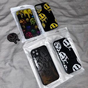 Mobilskal - Bilderna visar flera mobilskal med färgglada och stilrena motiv av smältande smileys, perfekta för dig som vill ge din mobil en unik och trendig look. Passar dig som gillar streetwear och vill sticka ut med din stil. Skalen finns i olika färger och mönster.