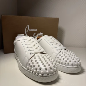 Christian Louboutin White Red bottom - Hej säljer ett par Christian Louboutin White Red bottom nyaste modellen! Skorna är helt nya är på storlek eu43!   Jag köpte dessa skor från en kompis som hade köpt nya men senare så insåg han att dom var för små så jag köpte dom ifrån honom! Jah vill bara sälja vidare och vill se hur mycket jag kan få för dom!   Om du är intresserad är det bara att fråga!   Original förpackning följer med skorna!