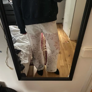 Vita Linnebyxor med blommor - (Inte i linnetyg). Vita byxor som jag sytt själv, med shorts i! 💕 jag är 178 om det skulle hjälpa med längden! Men kan sy upp de gratis till den som köper om det skulle behövas!! Skriv om du har frågor eller vill ha fler bilder☺️