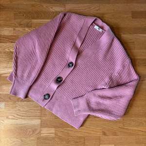 Rosa ribbad kofta från H&M - Mysig rosa kofta från H&M i ribbstickad design. Sparsamt använd! 